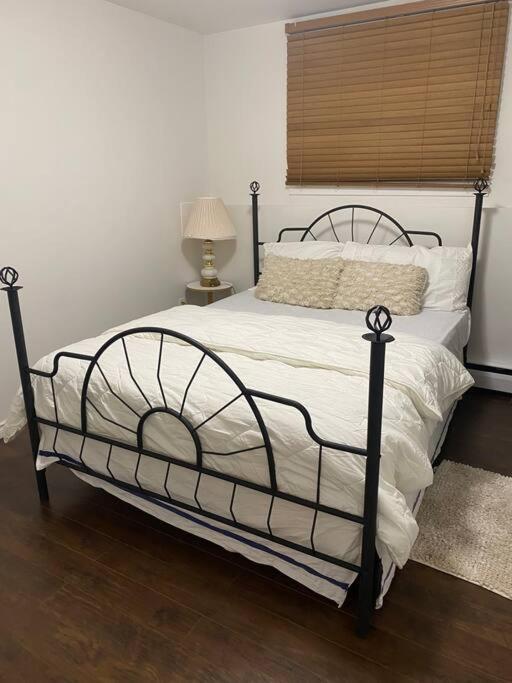 Beautiful Two Bedroom Apartment. Calgary Bagian luar foto