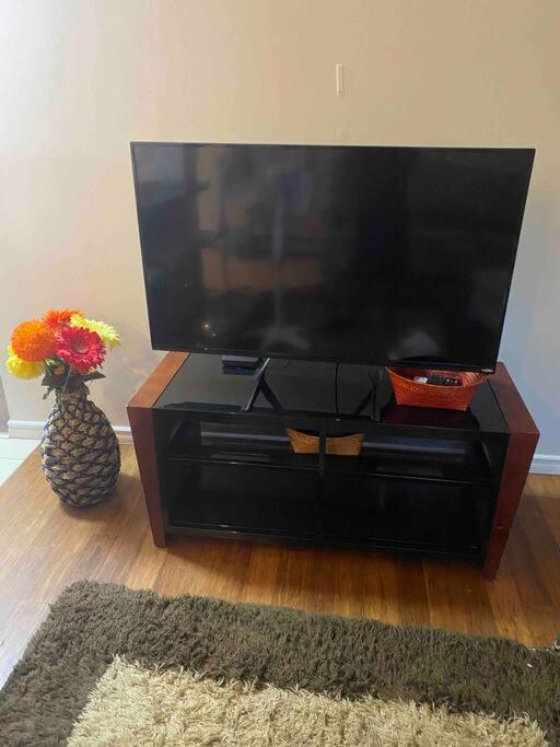 Beautiful Two Bedroom Apartment. Calgary Bagian luar foto