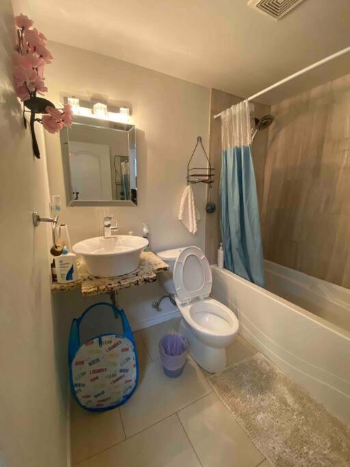 Beautiful Two Bedroom Apartment. Calgary Bagian luar foto