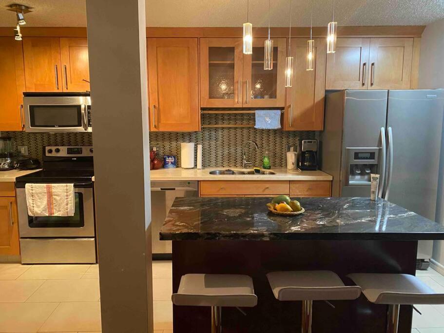 Beautiful Two Bedroom Apartment. Calgary Bagian luar foto